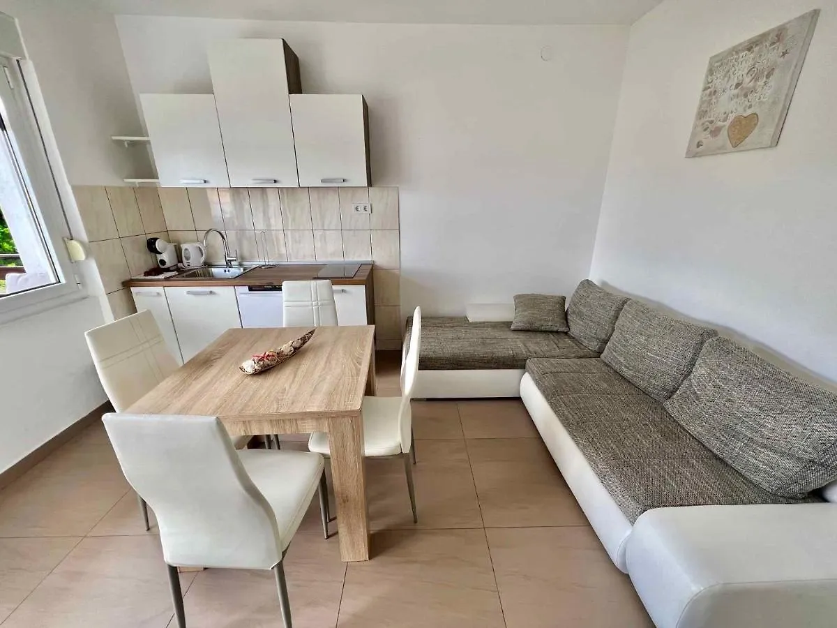 Apartment In Jadranovo 44071